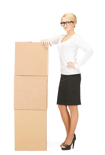 大きな箱と魅力的な女性実業家 — ストック写真