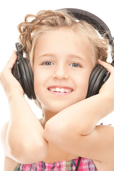 Fille heureuse dans de gros écouteurs — Photo