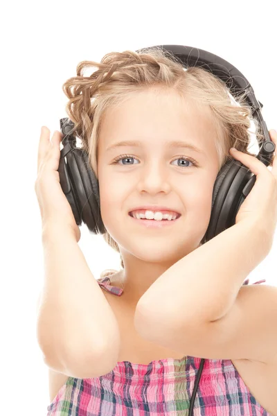 Menina feliz em fones de ouvido grandes — Fotografia de Stock