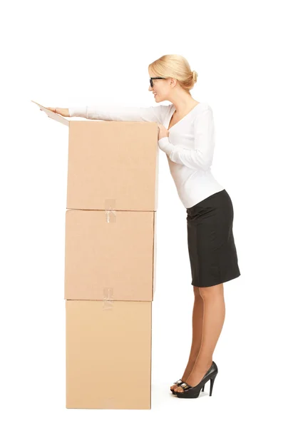 Привлекательная деловая женщина с большими коробками — стоковое фото