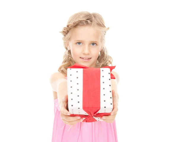 Glückliches kleines Mädchen mit Geschenkbox — Stockfoto