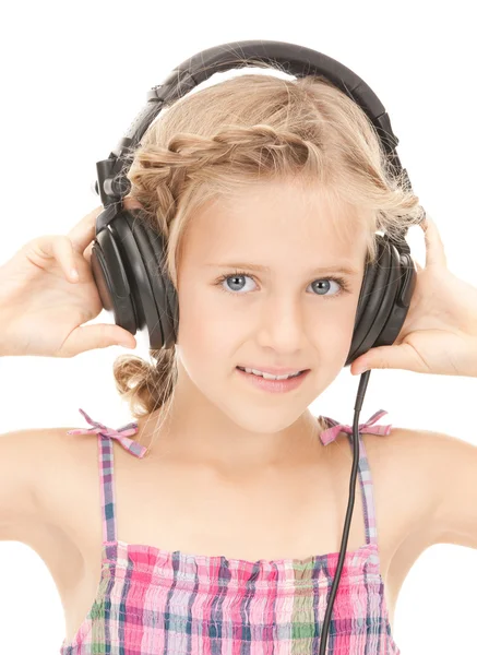 Glückliches Mädchen mit großen Kopfhörern — Stockfoto