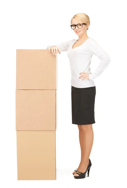 Büyük kutuları ile cazip iş kadını — Stok fotoğraf