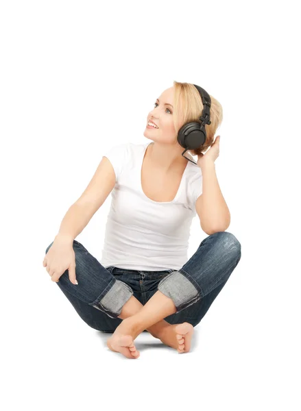 Szczęśliwy nastolatka w duże słuchawki — Zdjęcie stockowe