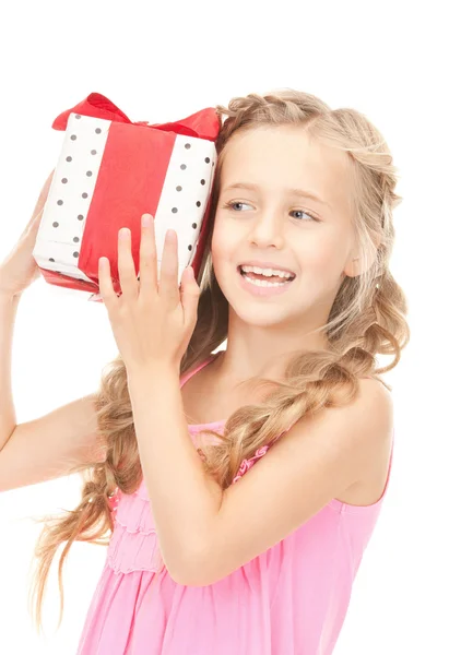 Щаслива маленька дівчинка з подарунковою коробкою — стокове фото