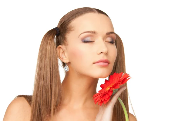 붉은 꽃과 아름 다운 여자 — 스톡 사진