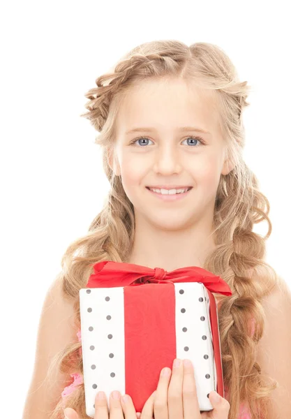 Glad liten flicka med presentask — Stockfoto