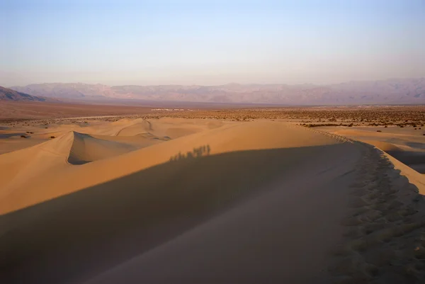 Ślady i cienie w piasku — Zdjęcie stockowe