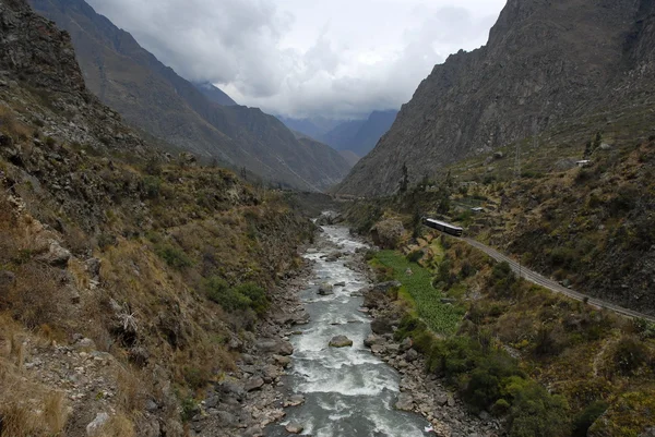 Річка напрямку Urubamba та залізничні — стокове фото