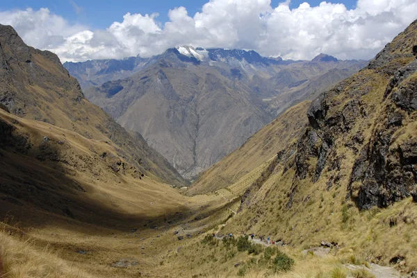 Inka trail en bergen van warmiwanusca — Stockfoto