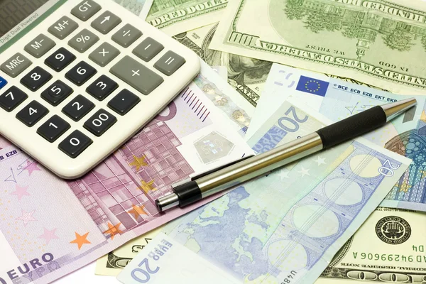 Dólar, billetes en euros, calculadora, pluma — Foto de Stock