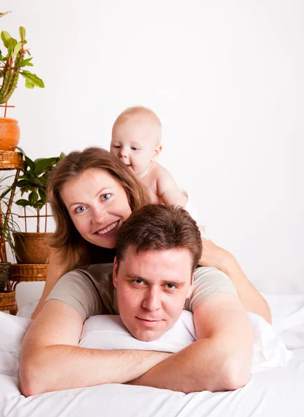 ベッドの中で素敵な家族 — ストック写真