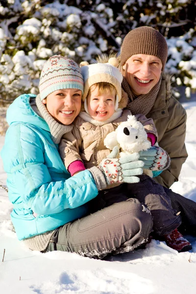Famille jouant dans la neige Images De Stock Libres De Droits