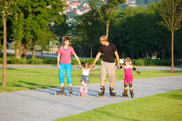 滑冰的家庭 — 图库照片