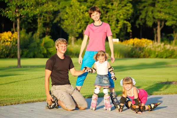 Famiglia in pattini a rotelle — Foto Stock