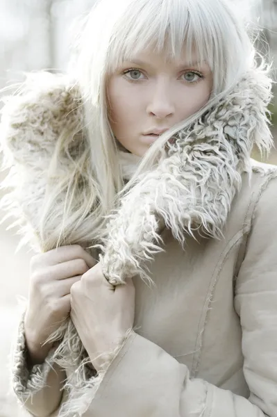 Ritratto di una bella ragazza vestita di pelliccia bianca — Foto Stock