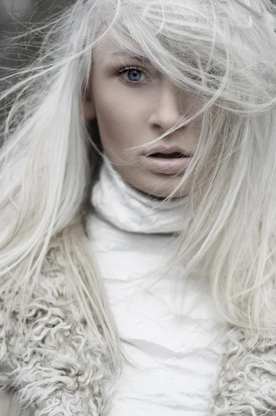 Porträtt av en vacker flicka klädd i vit päls — Stockfoto