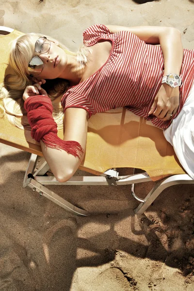 Mulher tomando banho de sol na praia arenosa — Fotografia de Stock