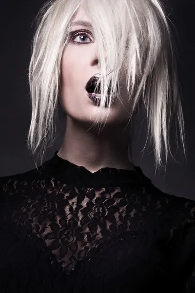 Attraktiv blond skönhet — Stockfoto