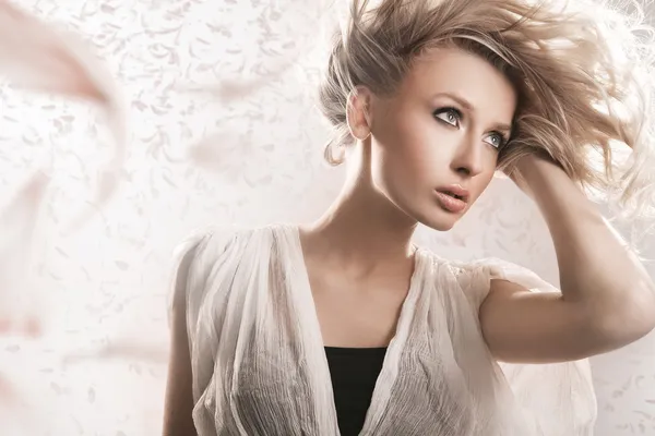 Jeune beauté blonde avec créativité coiffure — Photo
