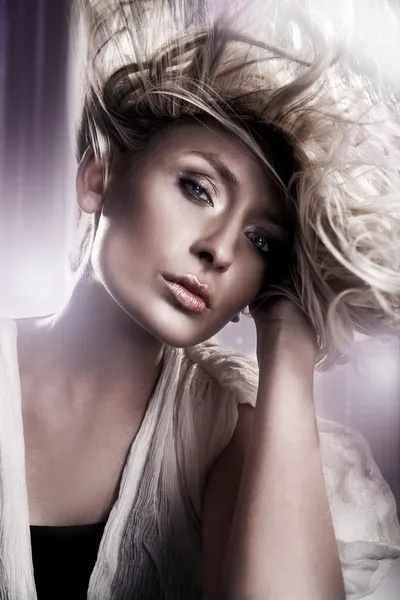 Studio porträtt av en vacker blondin — Stockfoto