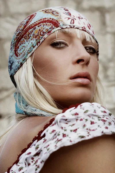 Porträt einer jungen attraktiven blonden Schönheit im Hippie-Look — Stockfoto