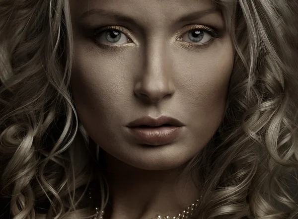 Mooi portret van een jonge vrouw, donkere licht — Stockfoto