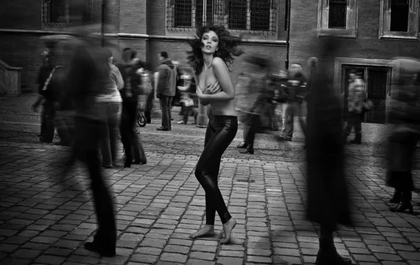 Fine art Foto - polonahá brunetka vyplašená pouličního davu — Stock fotografie