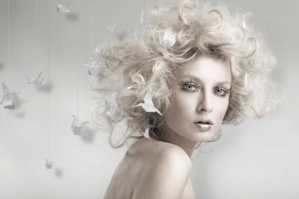 Приваблива блондинка красуня з орігамі на фоні — стокове фото