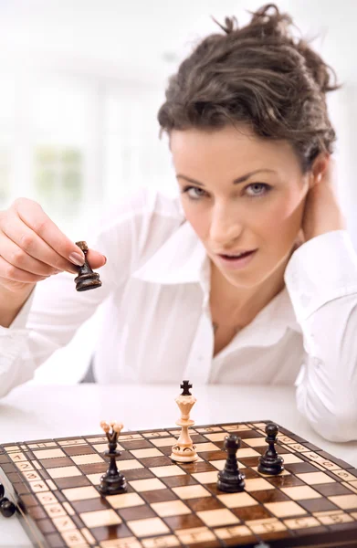 Młoda kobieta gra w szachy — Zdjęcie stockowe