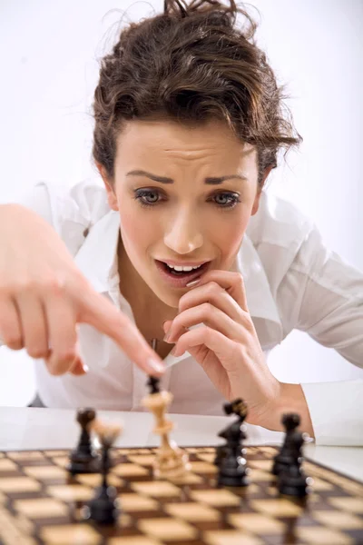 Junge Schachspielerin verliert ein Spiel — Stockfoto