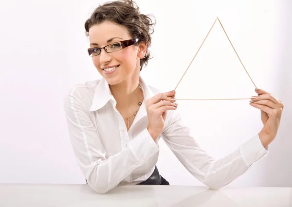 Jeune femme d'affaires tenant un symbole triangle — Photo