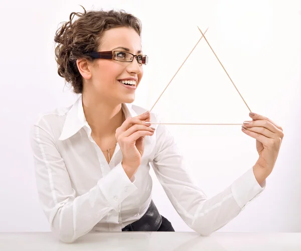 Jeune femme d'affaires tenant un symbole triangle — Photo