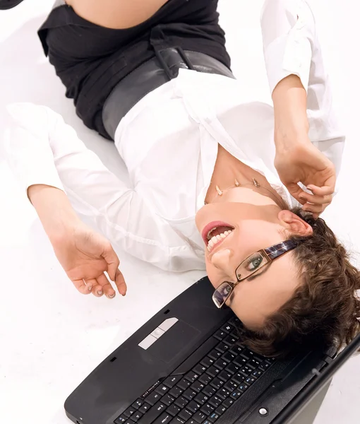 Glad ung affärskvinna med laptop på golvet — Stockfoto