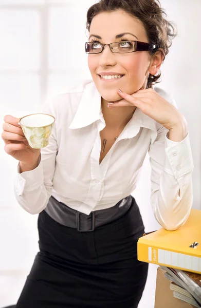 Attraktiva sekreterare dricka kaffe — Stockfoto