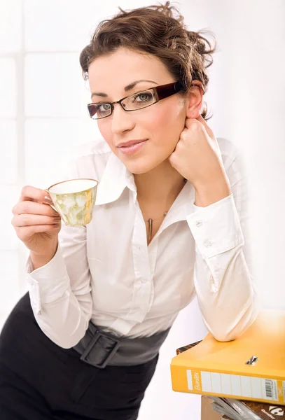 Привлекательная секретарша пьет кофе — стоковое фото