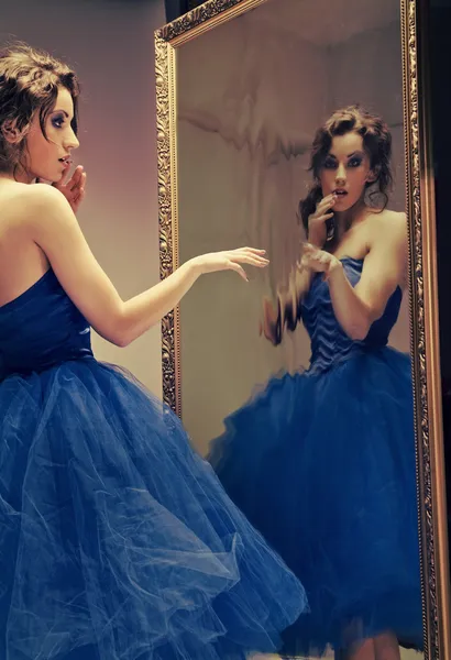 Hezká brunetka dělá aby při pohledu na zrcadlo - retro vzhled — Stock fotografie