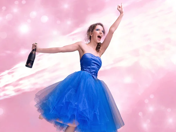 Foto av ung brunett håller upp en flaska champagne — Stockfoto
