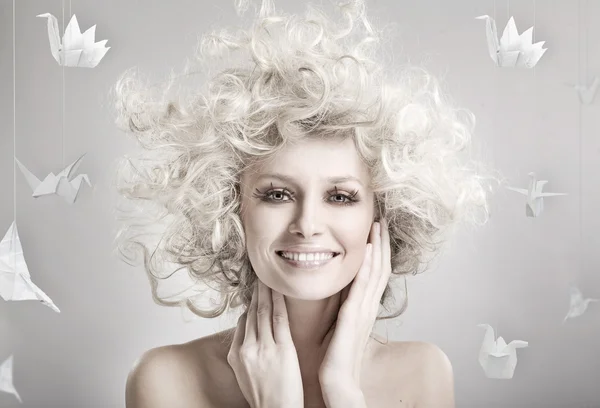 Uśmiechający się blond piękność — Zdjęcie stockowe