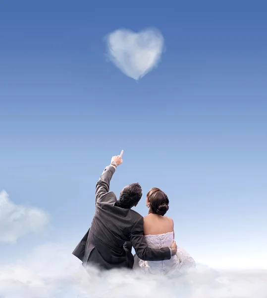 Herz aus Wolke - Studioaufnahme eines Hochzeitspaares — Stockfoto