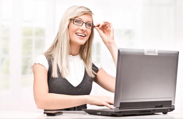 Dizüstü bilgisayar kullanan genç mutlu kadın — Stok fotoğraf
