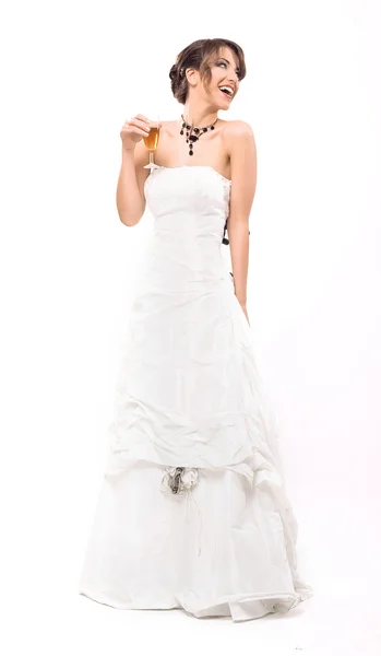 Mladý usmívající se nevěsta se sklenkou šampaňského — Stock fotografie