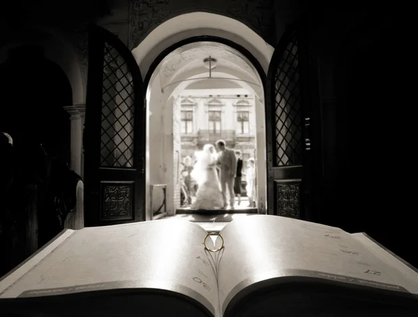 Βιβλίο και δαχτυλίδι πάνω από την πόρτα της εκκλησίας φόντο — Φωτογραφία Αρχείου