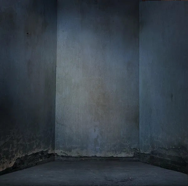 Grunge piszkos fal, a kék fény — Stock Fotó