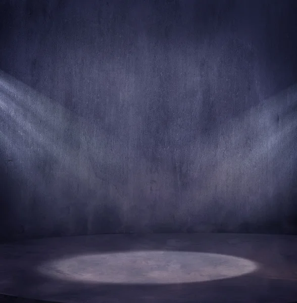 Пустая грандиозная сцена с 2 световыми пятнами — стоковое фото