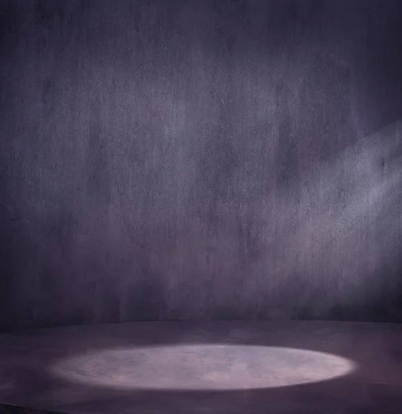 Пустая грандиозная сцена со светлым пятном — стоковое фото