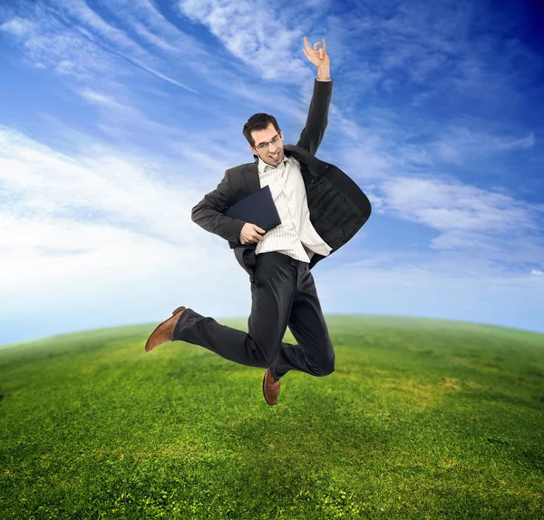 Empresario saltando en el campo — Foto de Stock
