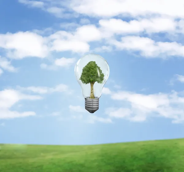 青い空に緑エネルギー シンボル — ストック写真
