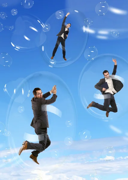Бизнесмен в летающих мыльных пузырях — стоковое фото