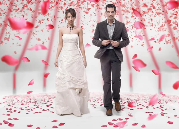 Bröllop par promenader i rosor Stockbild